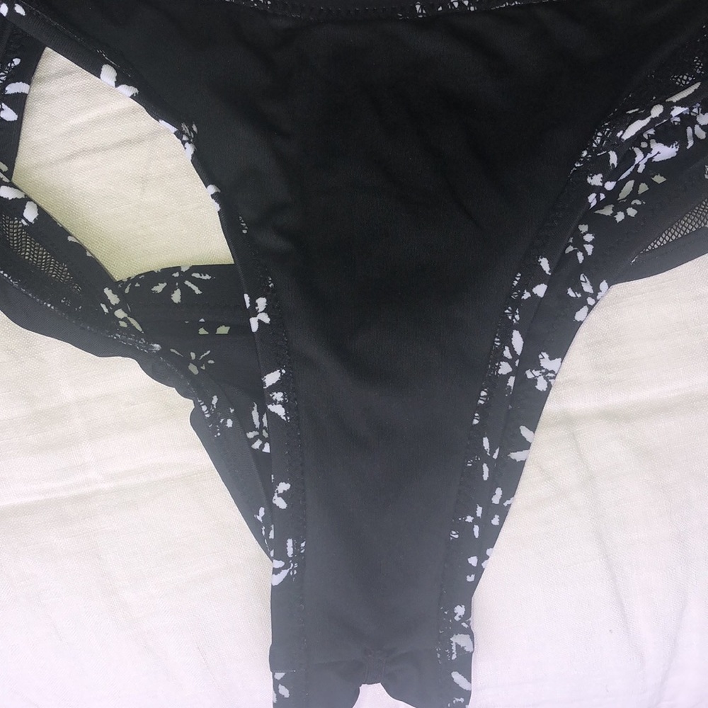 Bikini - Picture 8 of 12